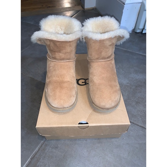 UGG CLASSIC MINI‼️😍 - Picture 1 of 8